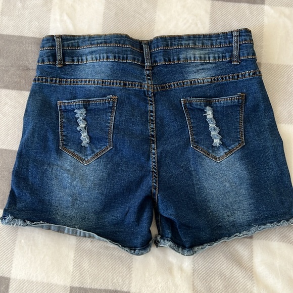 Women’s stretch denim shorts - Picture 2 of 4